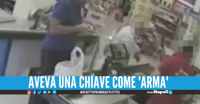 Tenta di rapinare un supermercato a Giugliano, bloccato dal proprietario