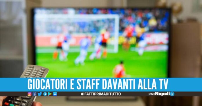 Il Napoli è in albergo a Udine, giocatori e staff guardano Lazio-Sassuolo