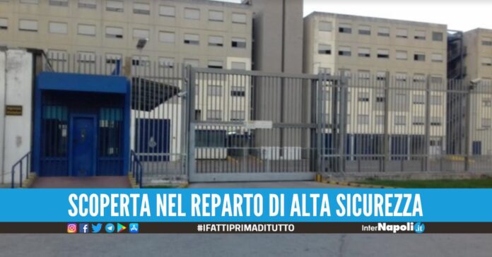 Droga e telefonini scovati nel carcere di Secondigliano, bloccato anche un pacco