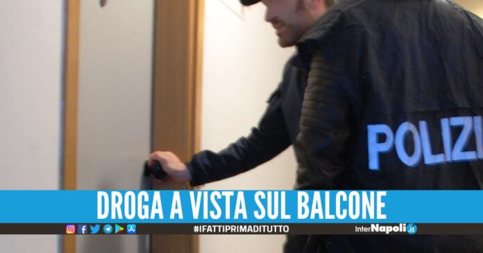 Blitz in casa ad Acerra, arrestati due fratelli con 6 panetti di hashish