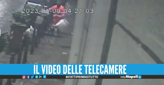 Operatore Asia svuota il contenuto della differenziata fuori la pizzeria a Napoli