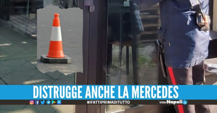 Picchia il barista con il cono spartitraffico, 26enne in manette ad Ercolano