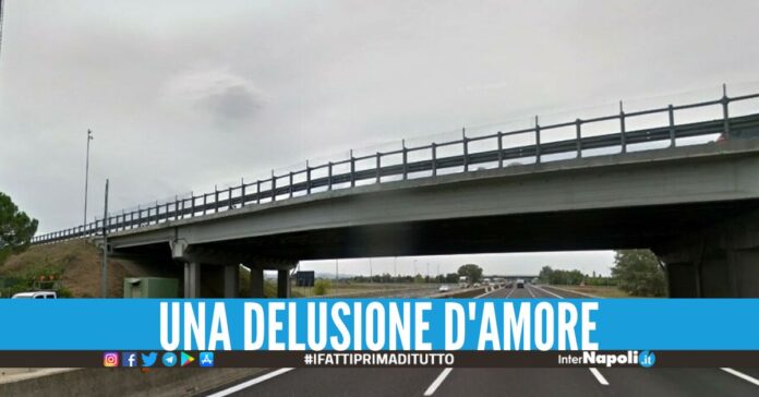 Tenta di lanciarsi dal cavalcavia dell'A1, 27enne salvato. Lo scorso lunedì, gli agenti della Sottosezione Polizia Stradale di Napoli Nord,