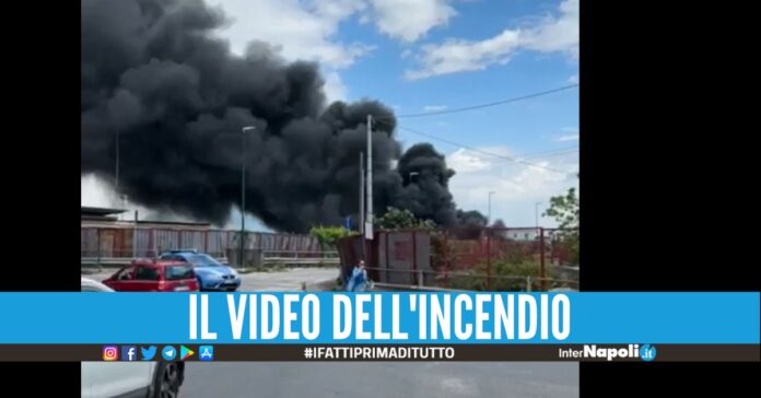 Incendio tra Ponticelli e Barra, nube nera visibile da chilometri