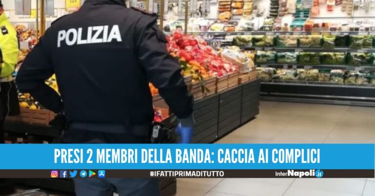 Rapina nel minimarket a Napoli, cliente scaraventato a terra nella fuga dei banditi