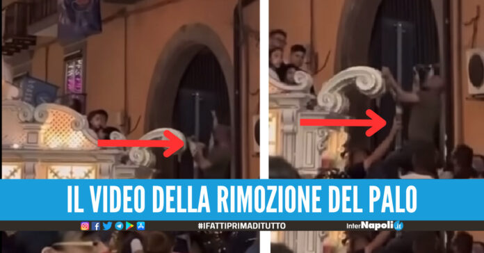 Giugliano, il carro della Madonna della Pace non ce la fa a passare un fedele abbatte un palo della segnaletica stradale