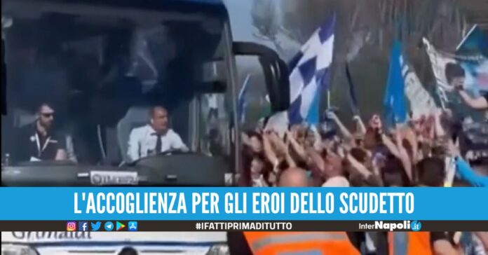Il pullman del Napoli arriva a Castel Volturno, bagno di folla per gli azzurri