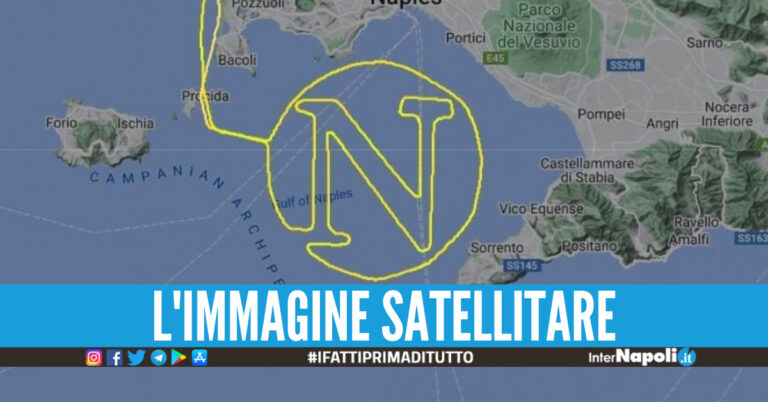 Pilota disegna una ‘N’ gigante nei cieli del Golfo, la “rotta azzura” fa il giro del web
