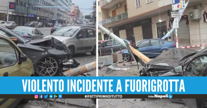 Scontro tra due auto a Fuorigrotta, 3 feriti gravi abbattuto anche un palo dell'illuminazione pubblica