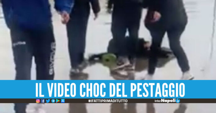Spinto a terra e preso a calci e pugni 12enne picchiato dal branco a Miano