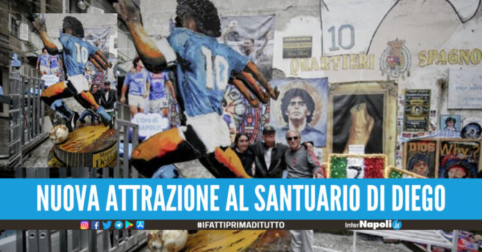 Statua dedicata al Pibe de Oro a largo Maradona, donata da un artista argentino