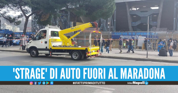 Strage di auto all'esterno dello stadio Maradona, 110 verbali e 95 vetture portate via dai carroattrezzi