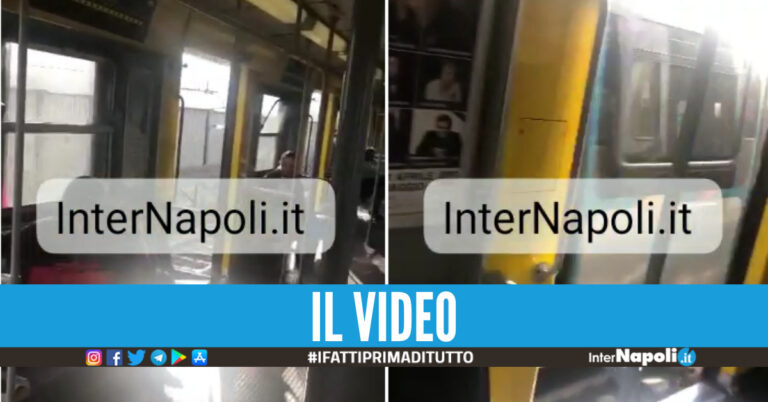 Metropolitana di Napoli viaggia con le porte aperte, la denuncia dei passeggeri