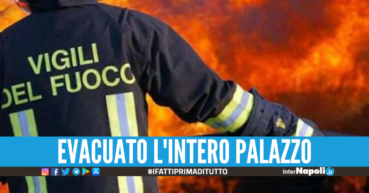 Paura Nella Notte A Napoli Scoppia Incendio In Un Palazzo Evacuate Persone