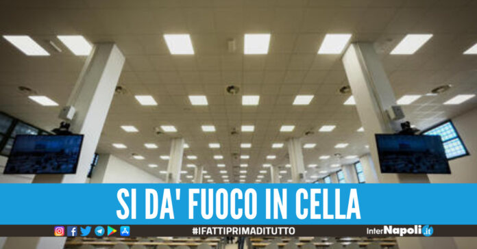 Un detenuto si dà fuoco in cella.