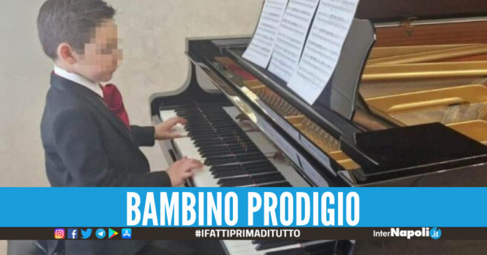 Salvatore è un bambino che impara a suonare il piano in 6 mesi vincendo al contempo un concorso musicale importante.