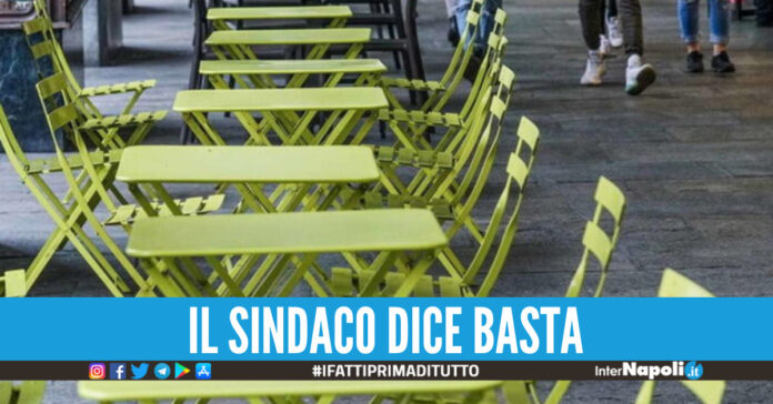 Il sindaco dice stop ai tavolini selvaggi.