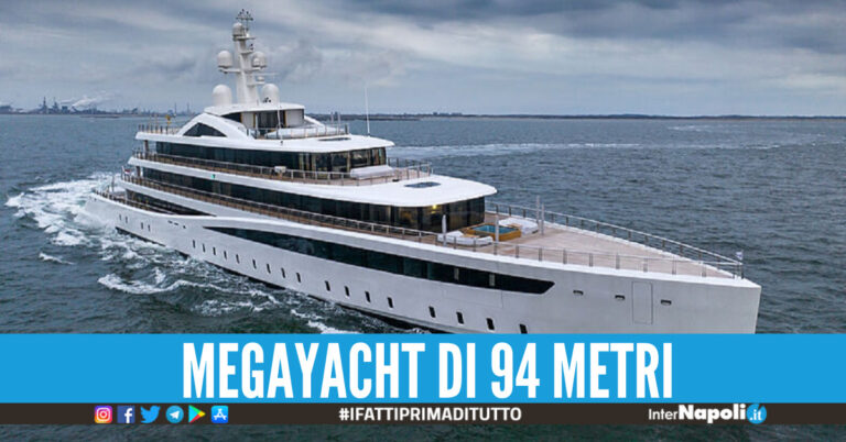 Megayacht di 94 metri a Castellammare.