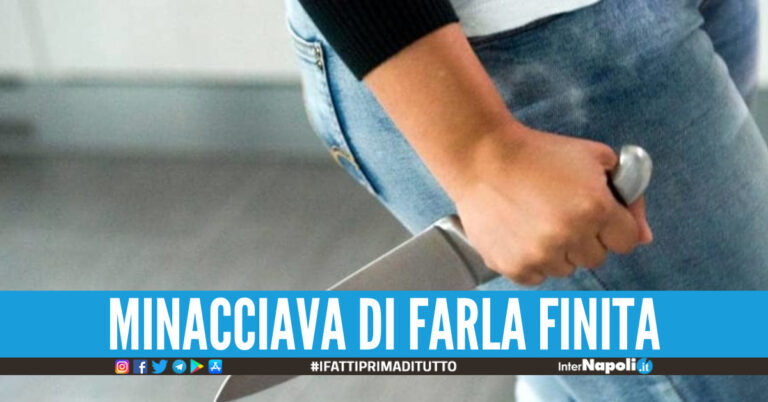 Si trafigge il petto con un coltello da cucina e tenta di aggredire gli agenti, paura a Napoli