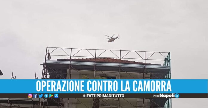 Elicottero in volo su Giugliano e Villaricca, blitz in corso delle forze dell'ordine Elicottero in volo su Giugliano e Villaricca, blitz in corso delle forze dell'ordine