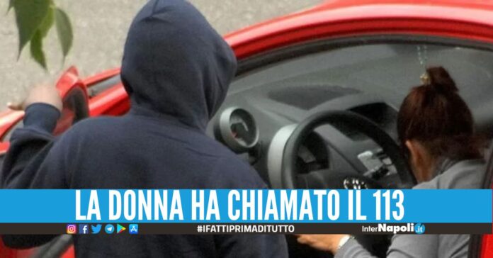 Parcheggiatore minaccia l'automobilista a Bagnoli: 