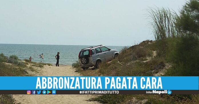 Parcheggia sulla spiaggia a Mondragone e si mette a prendere il sole