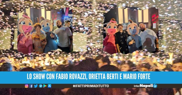 Il Teddy Shower arriva sul palco del Pizza Village, la pioggia di coriandoli stupisce il pubblico