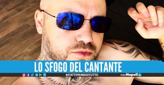 Annullato il concerto del cantante neomelodico, è il figlio del boss