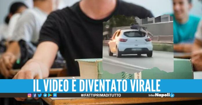 Si aggrappa all'auto in corsa per 'festeggiare' la maturità