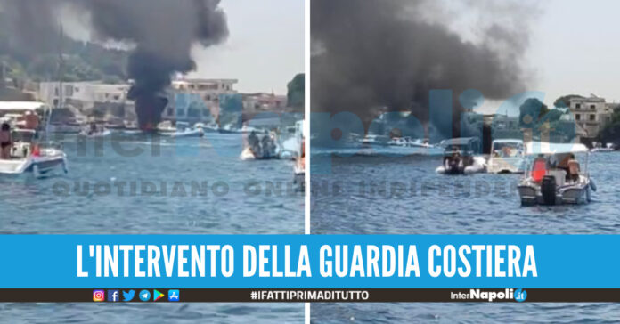 Foto barca in fiamme