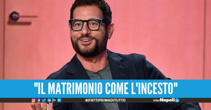 Enrico Papi rivela di essere fluido.