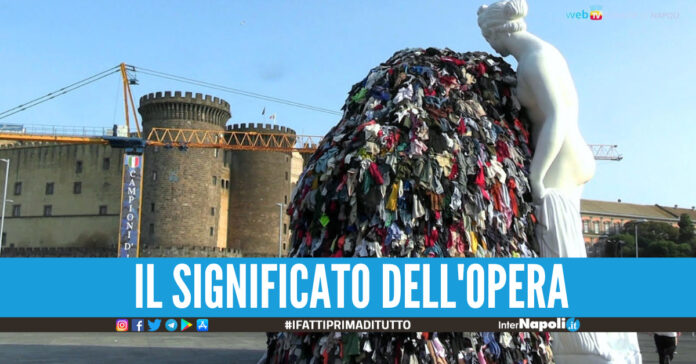 Presentata la 'Venere degli stracci', l'installazione si trova in piazza Municipio a Napoli