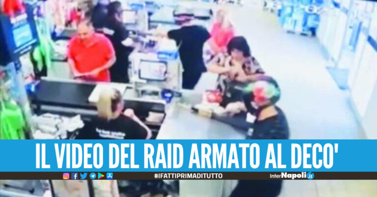 Terrore nel Napoletano, rapina a mano armata in un supermercato banditi via con l'incasso