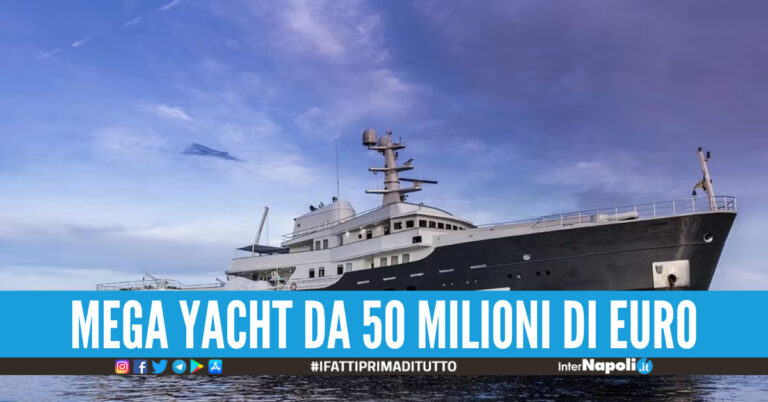Il mega yacht Legend approda nel Golfo di Napoli: a bordo ha cinema, palestra e piscina