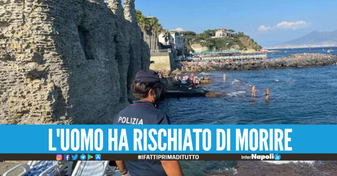 Bagnino accoltellato a Marechiaro per un lettino, minorenne arrestato per tentato omicidio