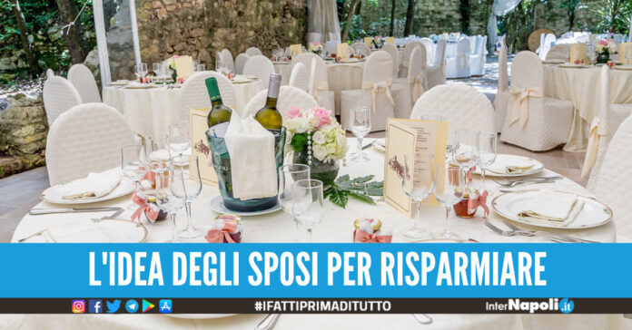 Una coppia di sposi prenota un pranzo senza specificare che si tratta del loro matrimonio.