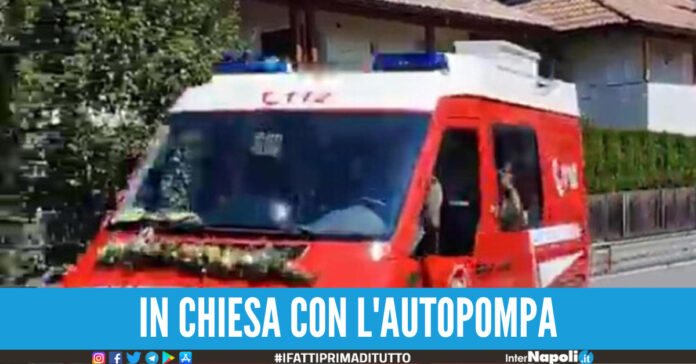 Sposa arriva in chiesa con l'autopompa dei vigili del fuoco.