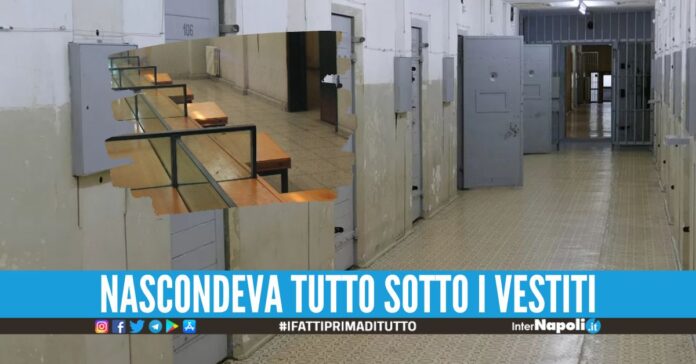 Tenta di consegnare 350 grammi di hashish al marito detenuto a Carinola