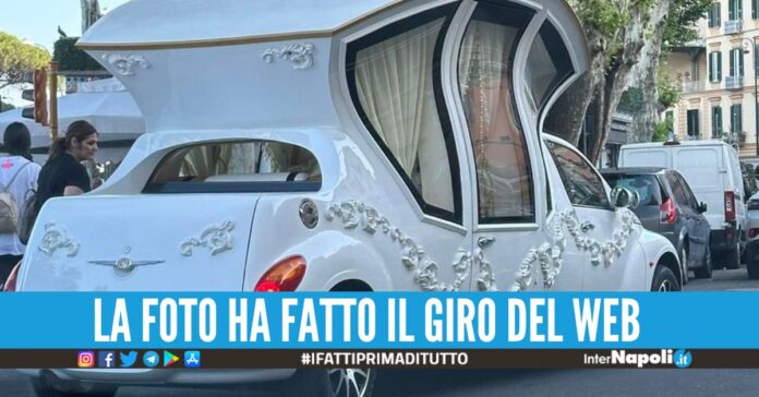 Dal trash alla favola, la Chrysler degli sposi a Napoli divide il web