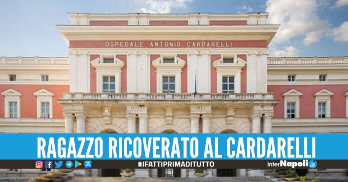 Spari in strada a Napoli, 25enne colpito alla schiena