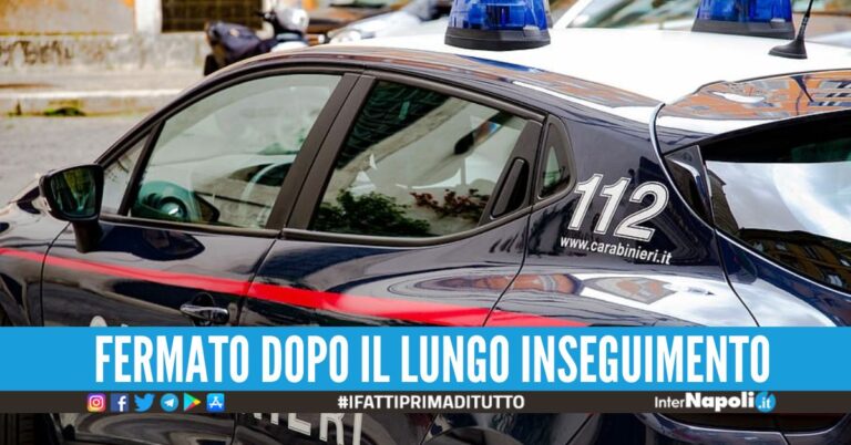 Aggredisce i carabinieri con un cartello stradale, caos a Bacoli