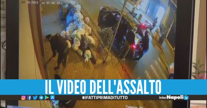 Furto da 150 mila euro nella gioielleria a Salerno, ripresi gli assalitori