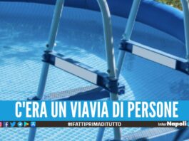 Monta una piscina per bimbi nel rione a Napoli, scatta la denuncia