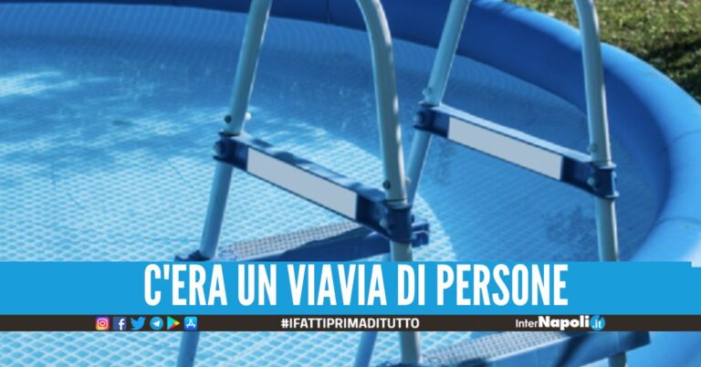Monta una piscina per bimbi nel rione a Napoli, scatta la denuncia