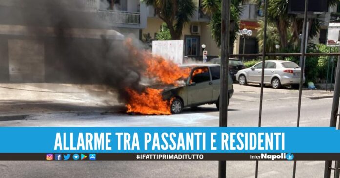 Paura sul corso Campano a Giugliano, auto distrutta dalle fiamme