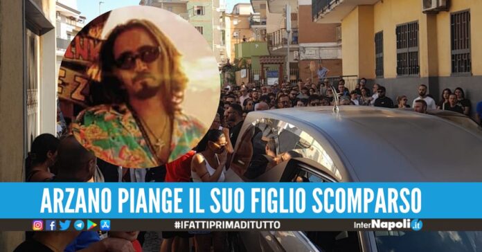 Fuochi d'artificio e centinaia di persone in strada per l'addio ad Ettore