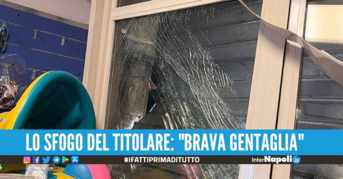 La banda avrebbe utilizzato un’auto come ‘ariete’ per sfondare la saracinesca e per rubare la merce. Durante la loro azione criminale