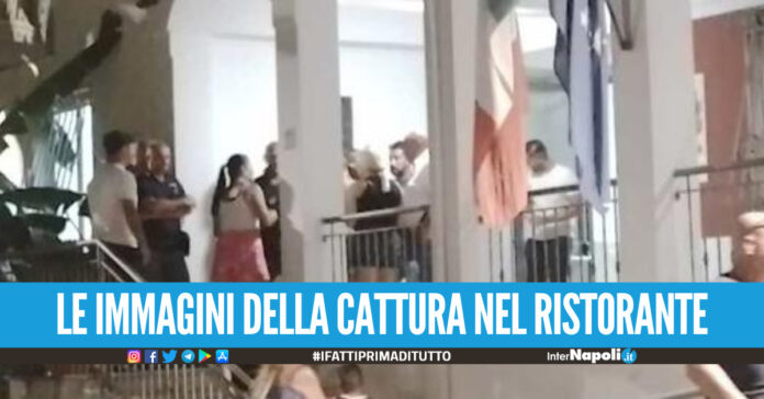 Baci e saluti ai parenti prima di essere portato in carcere, il boss del clan Mazzarella arrestato da un agente in vacanza ad Ischia