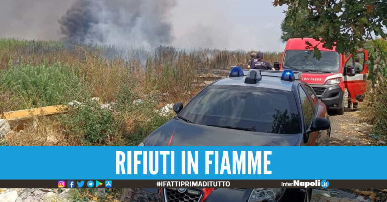 Maxi incendio nel campo rom di Giugliano, nuvola di fumo nero e aria irrespirabile