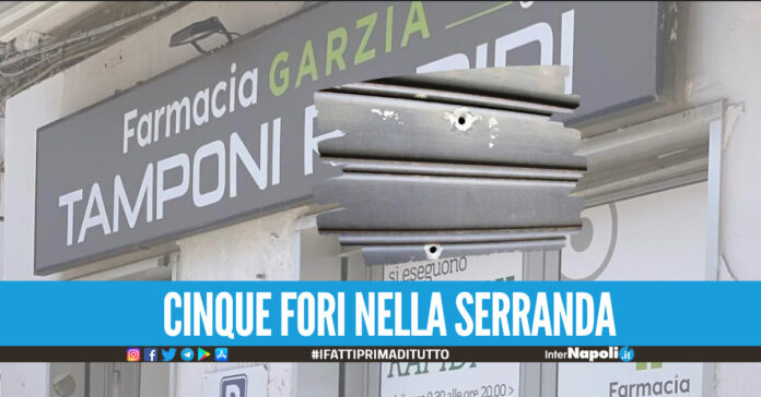 Terrore a Napoli, esplosi colpi di pistola contro una farmacia all'interno c'era un dipendente